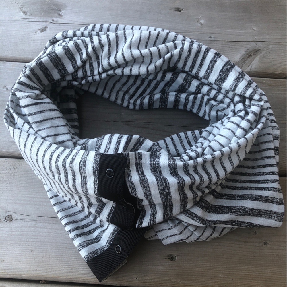 Lululemon Vinyasa Scarf  Rulu Mini Akido Stripe Heathered Black Silver Wrap